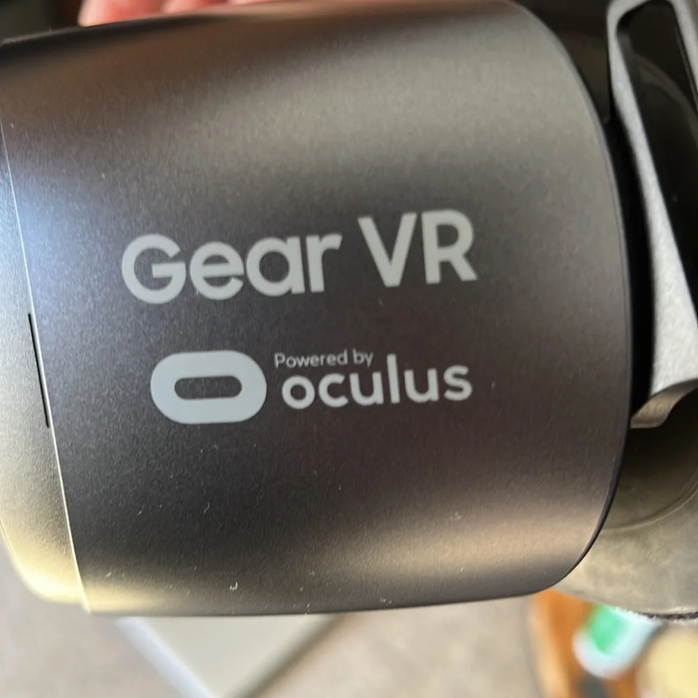 New in box Oculus Gear VR with controller - Samsung